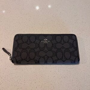 Coach Accordion Zip Wallet In Signature Jacquard
